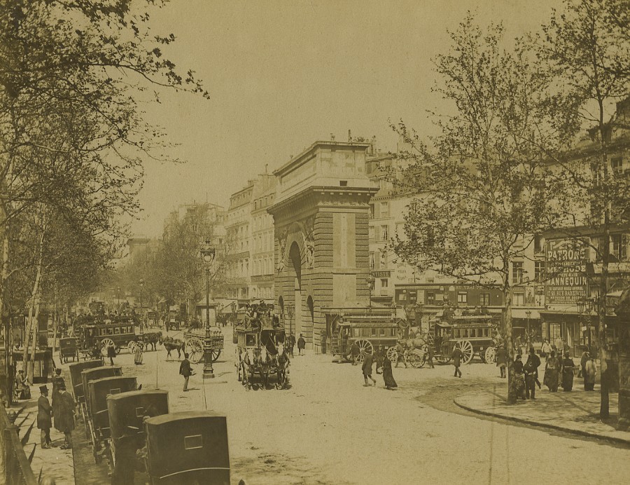 Busy Paris Street Scene circa 1900 Porte Saint-Martin #omnibus #photography #paris1900 boop.la/M15664