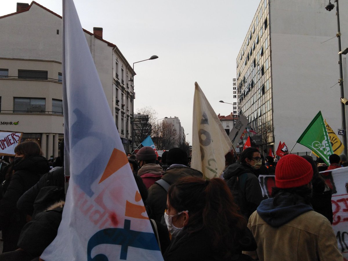 Nous étions présent.e.s hier dans la rue à Lyon et Villeurbanne pour demander le retrait du projet de loi liberticide #LoiSecuritaireGlobale ✊