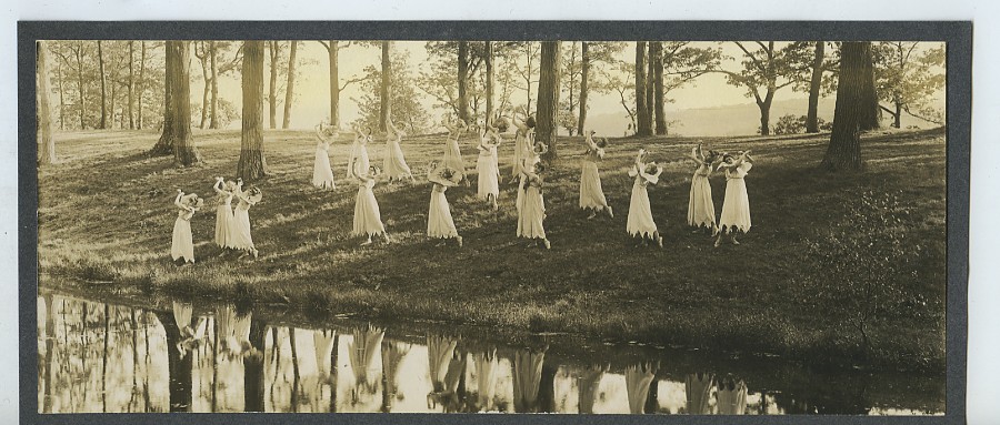 Outdoor Female Dancer Group circa 1904 #photography #dancers boop.la/M15047
