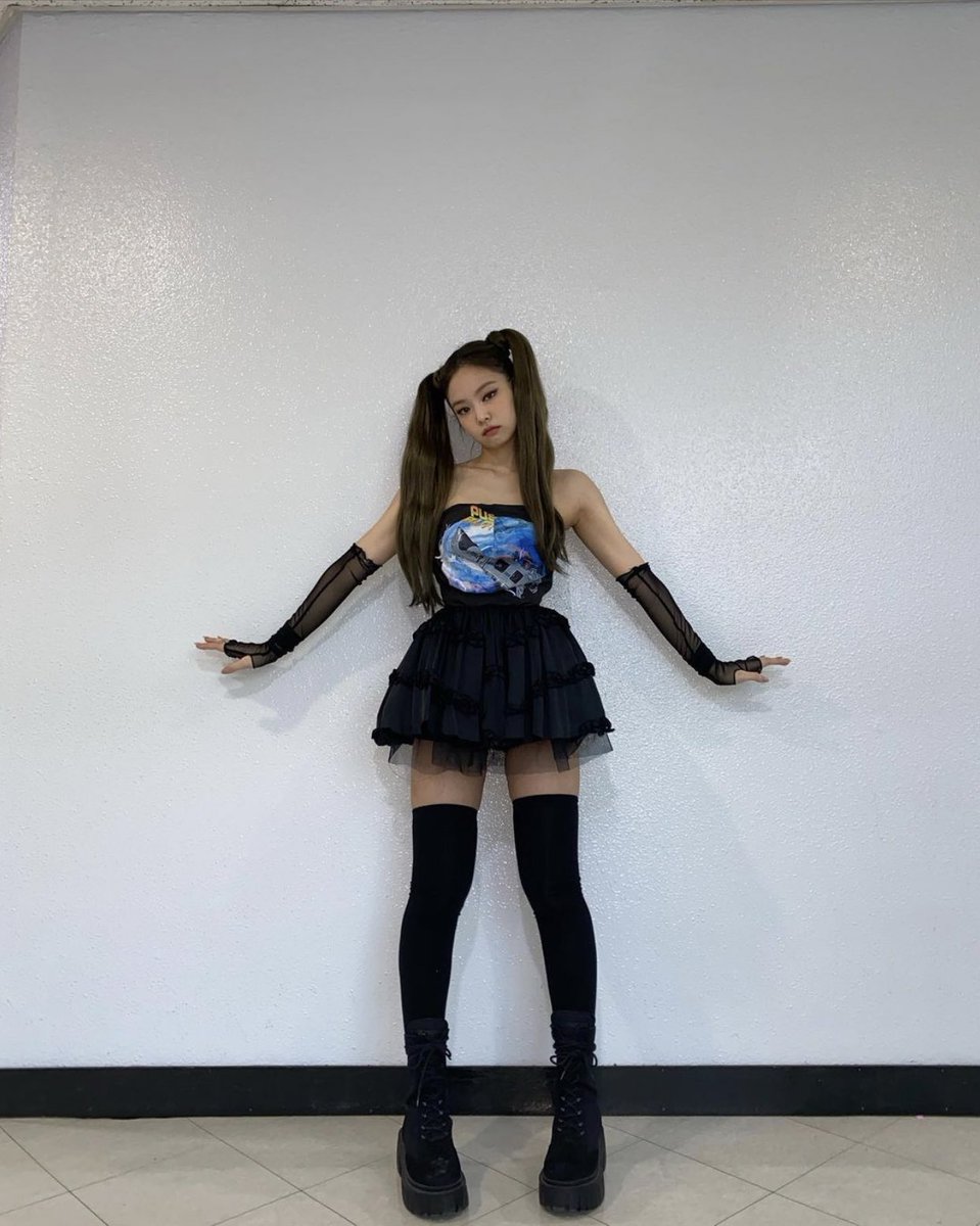 韓国の俳優がよくやる撮影法がカッコいい 下部の余白を無くして下から煽り気味に撮影 するだけでスタイル良く写る Togetter