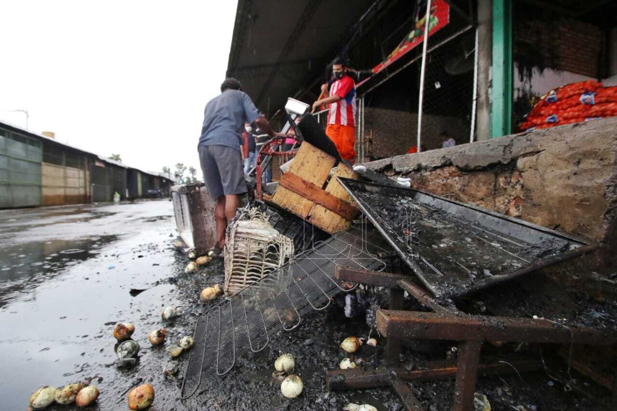 🚨 Controlan incendio en el Mercado de Abasto.

En la mañana de este domingo, un incendio de grandes proporciones se registró en el populoso lugar comercial. Los bomberos presumen que una falla eléctrica ocasionó el siniestro que afectó a al menos cuatro locales.

📸 Nadia Monges