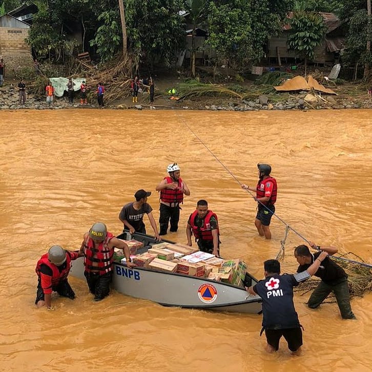palangmerah's tweet photo. Meski akses jembatan terputus, tak menyurutkan langkah tim @pmi_kabhss membawa barang bantuan untuk warga Desa Alat Seberang, Kecamatan Hantakan, yang turut terdampak #banjir #pmiselalubantu https://t.co/YXW7EjQWY1