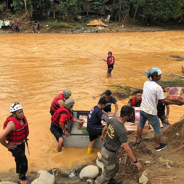 palangmerah's tweet photo. Meski akses jembatan terputus, tak menyurutkan langkah tim @pmi_kabhss membawa barang bantuan untuk warga Desa Alat Seberang, Kecamatan Hantakan, yang turut terdampak #banjir #pmiselalubantu https://t.co/YXW7EjQWY1