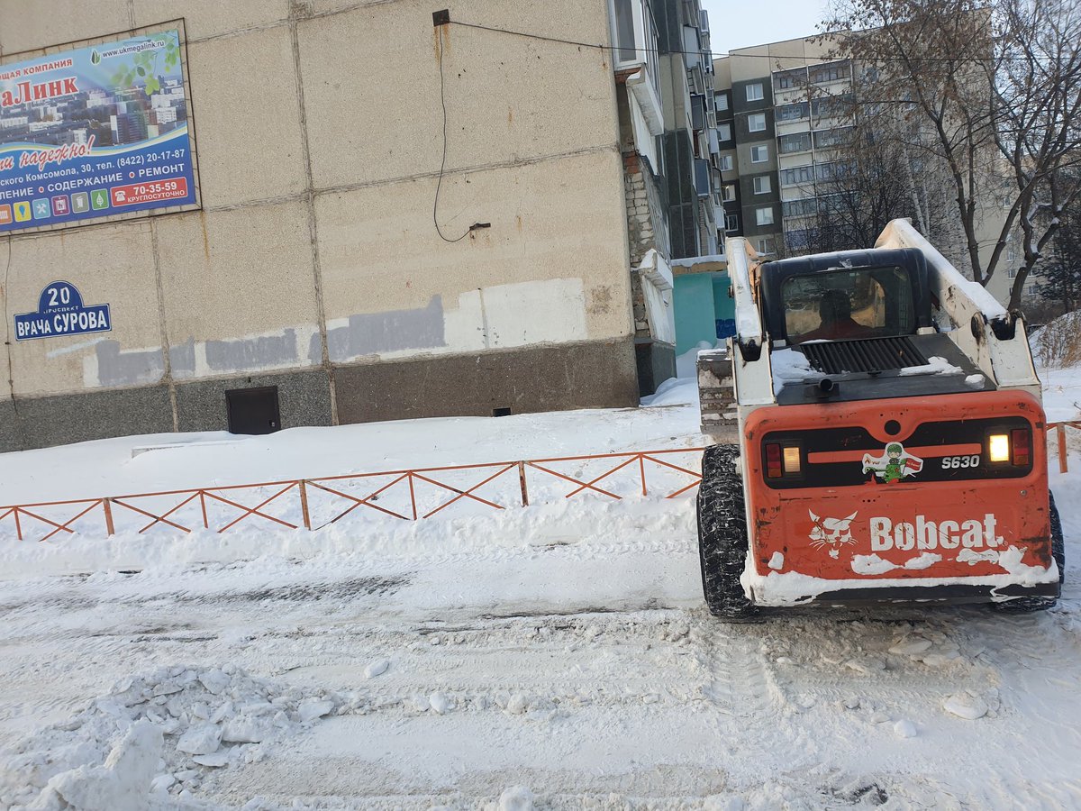 Очистка дворов бр.Львовский 21 и 26, въезд на пр. Вр.Сурова 20