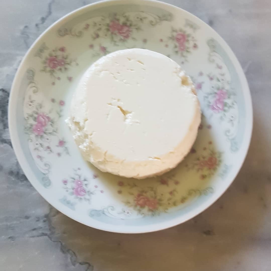 SofyeLafee's tweet photo. Mes premiers fromages maison au  lait de chèvre 🐐 C'est bon
#fromage
#fromagelaitchevre #fromagechevre #fromagemaison #cuisine #cheese #goatcheese #homemadecheese #cooked #fromagefrance #cheesefrance #france #paris https://t.co/w6YqM0Oo8E