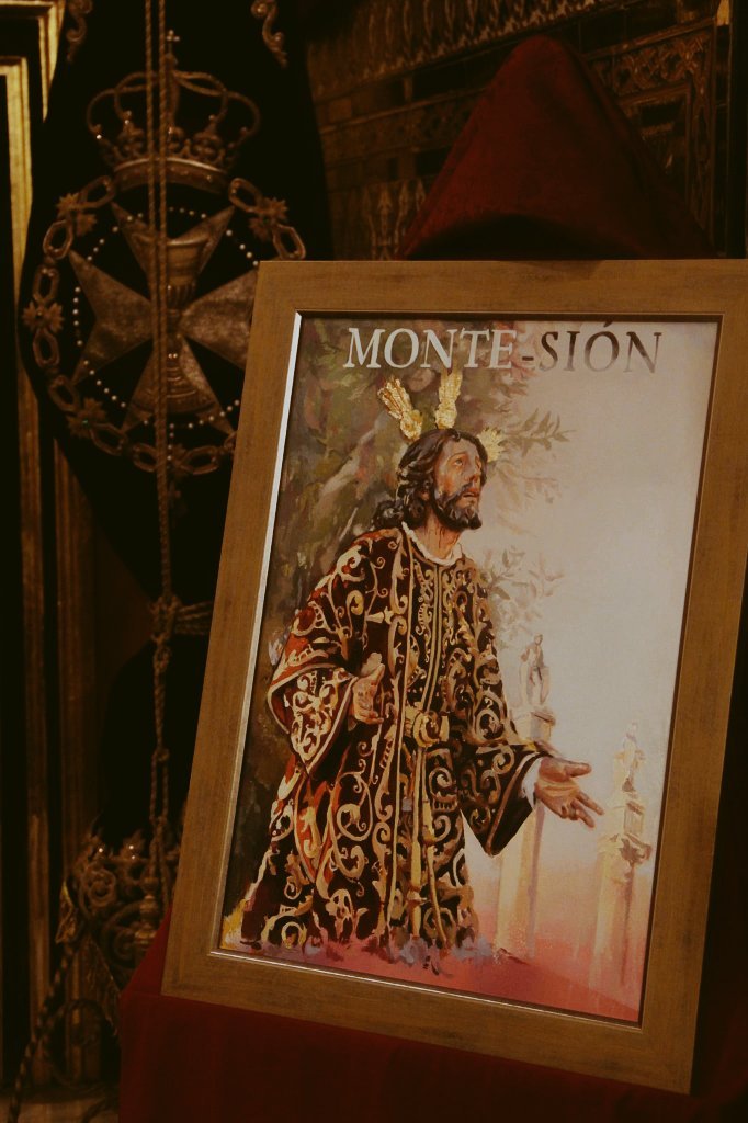 🔵#Sevilla

 @RubenTerrizaG lustra la portada del boletín del mes de enero de <a href="/hdaddemontesion/">Monte-Sión</a> realizada en técnica mixta: óleo, sanguina, spray y pan de oro sobre tabla. (60 x 43).

#TDSCofrade #semanasanta #banda #cofrade #cofradia #Hermandad #capataz #arte