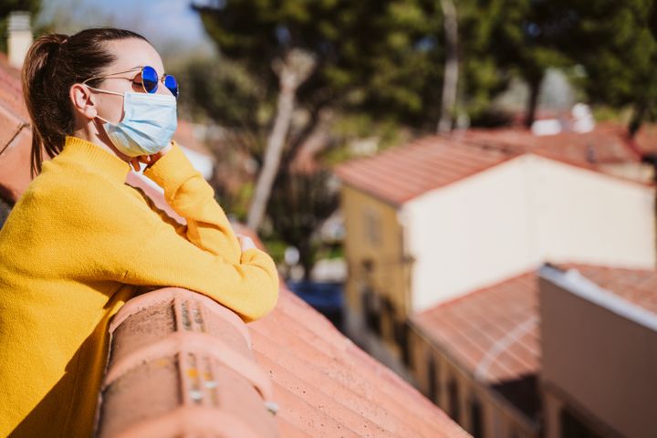 Faktor external yang berpengaruh pada akne mekanika setidaknya ada dua, yaitu: faktor okupasional mekanik (gosokan, gesekan, tekanan, garukan) dan faktor iklim (suhu panas, lembap, radiasi sinar UV).