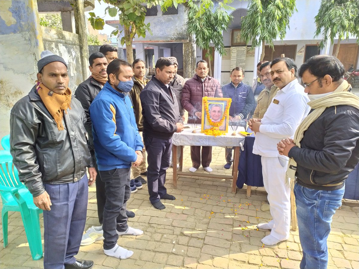 arvindmped's tweet image. माध्यमिक शिक्षक संघ बहराइच के द्वारा शिक्षक संघ के पितामह आदरणीय ओम प्रकाश शर्मा के आकस्मिक मृत्यु होने पर जनपद के वैद भगवानदीन मिश्र गांधी इंटर कॉलेज में एक शोक सभा का आयोजन किया गया।
@Ex_MLC_OP_SHARMA अमर रहे
@Dinband08951362 
@akpkm 
@AmarUjalaNews 
@JagranNews