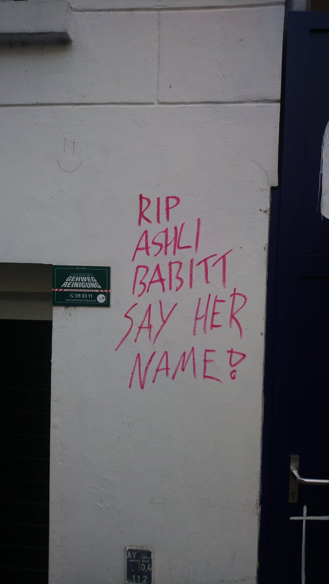 In der Wulwestraße in #Bremen gesichtet: Tags, die sich positiv auf eine Anhängern des #QAnonCult beziehen, die bei der Erstürmung des Kapitol in Washington erschossen wurde, und dabei den Slogan #SayHerName der #BlackLivesMatter -Bewegung missbraucht. #antifa