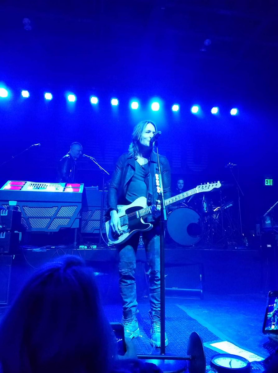 sunsprite33's tweet photo. 3 yrs ago today! Graffiti U album and tour announced! I've waited in some brutal weather to see this man, but @KeithUrban is always worth it!! #frozemyassoff ๐จ๐ฌ๐ https://t.co/w9E5wOuowZ
