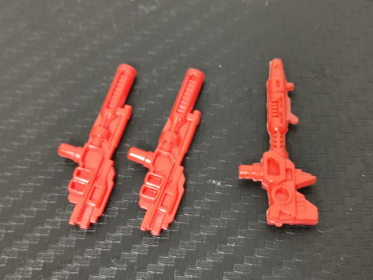 さっきのスーパージンライ、武器を1個間違えてた。右のはメトロフレックスの銃っぽいな…（本体や他のパーツは無し）