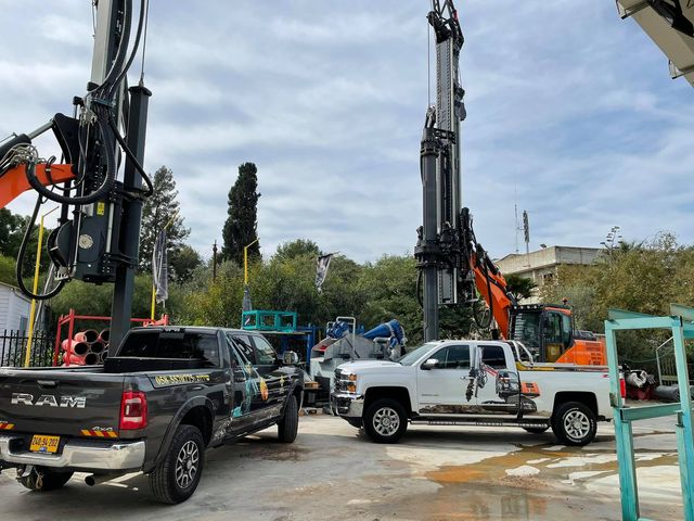 GEAXdrill's tweet photo. Geax drill rigs and "Geax" pick up πͺ#drillrig #construction #geax https://t.co/eALCb6NNXW