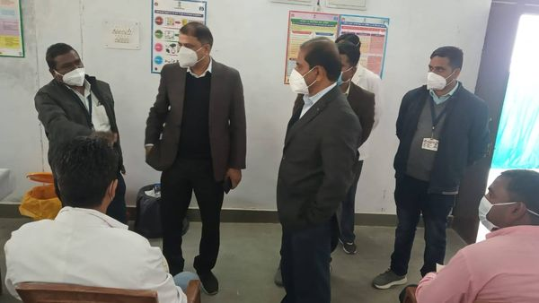 कलक्टर ने टीकाकरण व्यवस्थाओं का किया अवलोकन-
जिला कलक्टर राजेन्द्र विजय ने राजकीय अस्पताल बारां का दौरा कर कोविड टीकाकरण अभियान के तहत की गई व्यवस्थाओं के संबंध में जानकारी लेकर निर्देश प्रदान किए 
<a href="/RajGovOfficial/">Government of Rajasthan</a> <a href="/RajCMO/">CMO Rajasthan</a>