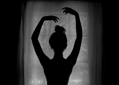 starrymonnie's tweet photo. Dentro del ballet hay un lado hermoso y elegante...
Pero tambien hay un lado oscuro y doloroso...💔 

#BlackSwanMV https://t.co/9pL54l9eBP