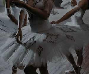 starrymonnie's tweet photo. Dentro del ballet hay un lado hermoso y elegante...
Pero tambien hay un lado oscuro y doloroso...💔 

#BlackSwanMV https://t.co/9pL54l9eBP