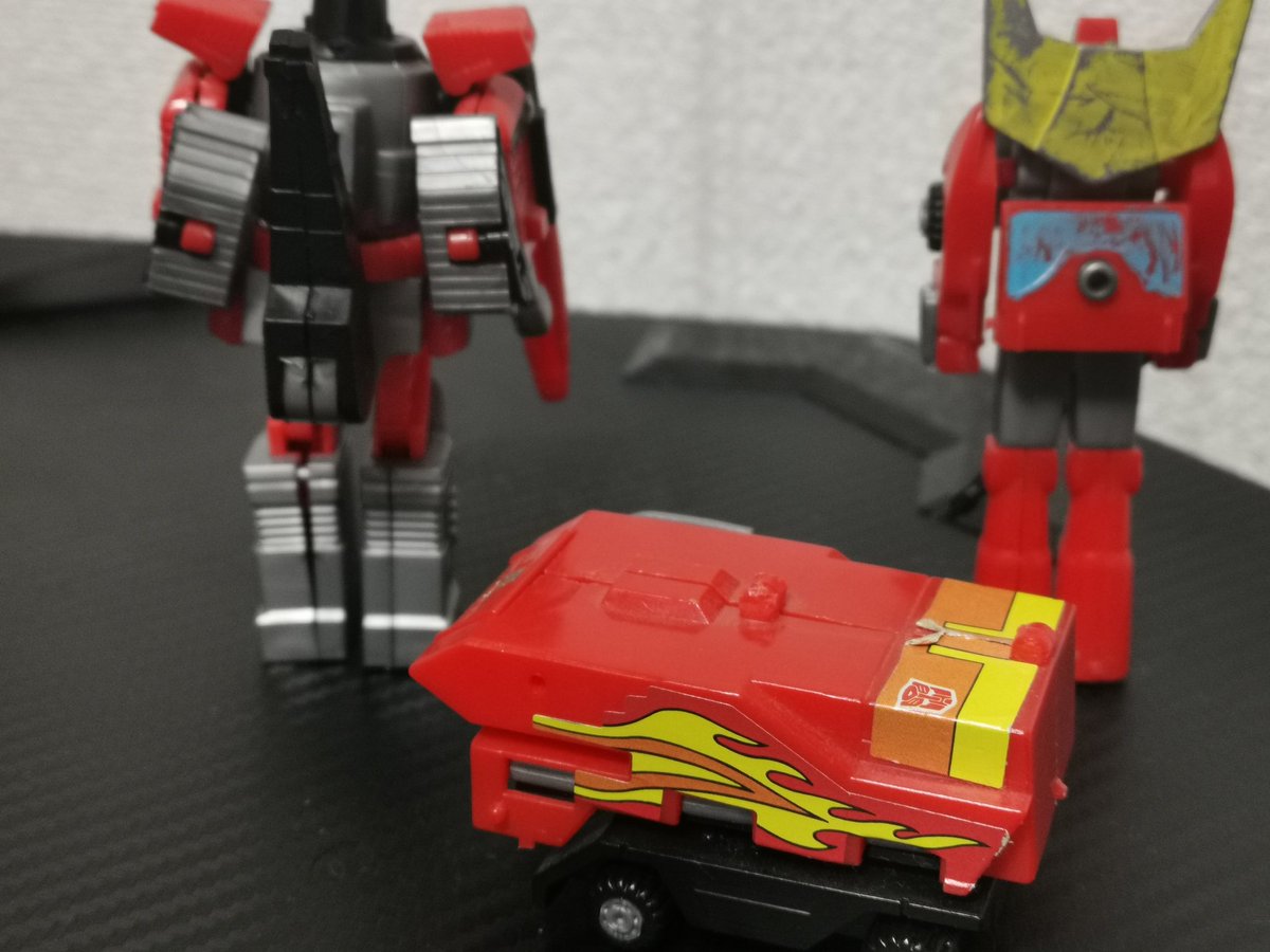 ガルバトロンは手持ち銃以外完品かな？右胸のシールとか剥がれてるけど。ロディマスコンボイは追加塗装、武器破損、砲塔なし、後部の左排気管欠品。