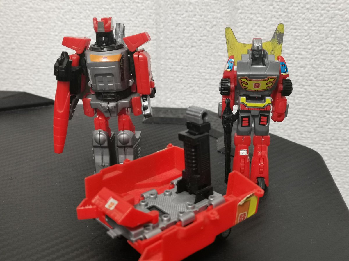 ガルバトロンは手持ち銃以外完品かな？右胸のシールとか剥がれてるけど。ロディマスコンボイは追加塗装、武器破損、砲塔なし、後部の左排気管欠品。