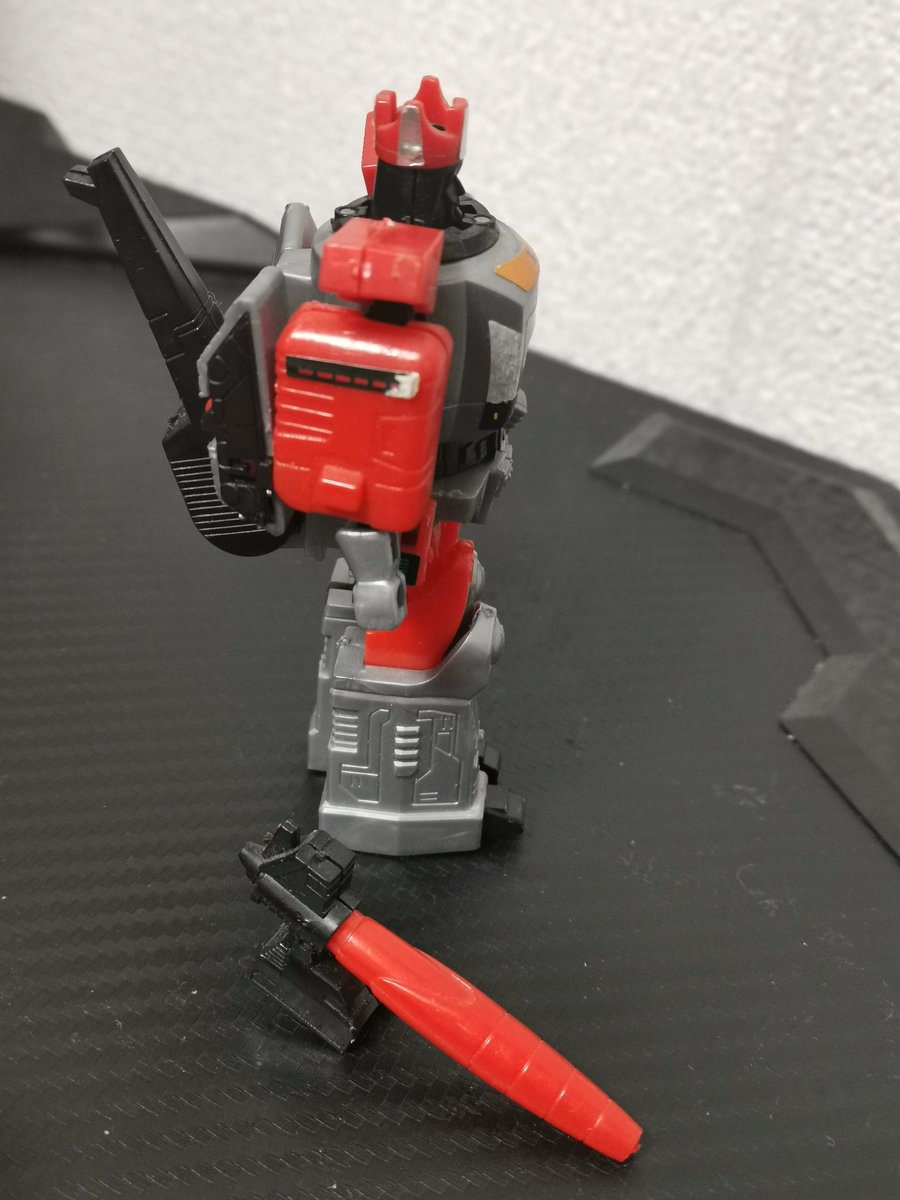 ガルバトロンは手持ち銃以外完品かな？右胸のシールとか剥がれてるけど。ロディマスコンボイは追加塗装、武器破損、砲塔なし、後部の左排気管欠品。