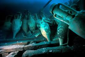 Mais c'est surtout par leur rôle en tant que récupérateurs d'épaves qu'ils sont connus. En effet, ils etaient missionnés par les armateurs de navires pour récupérer les objets de valeur ou les précieuses cargaisons après un naufrage près des côtes. Suite 