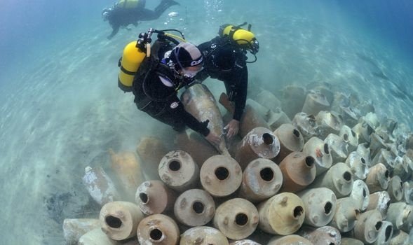 Dans la célèbre épave de la Madrague, naufragée au milieu du Ier siècle, on retrouve trace du travail de ces urinatores qui ont retiré la pompe de cale en bronze, recupéré les objets précieux et une partie des amphores transportant des denrées de valeur. Suite 