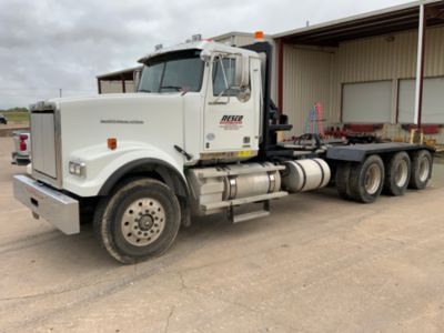Absolute auction closing on 1/19! Bid on items like this 2016 Western Star 4900FA with only 35,109 miles. buff.ly/2XjdyL7 #auction #absoluteauction #jjkane #equipmentauction #publicauction #onlineauction