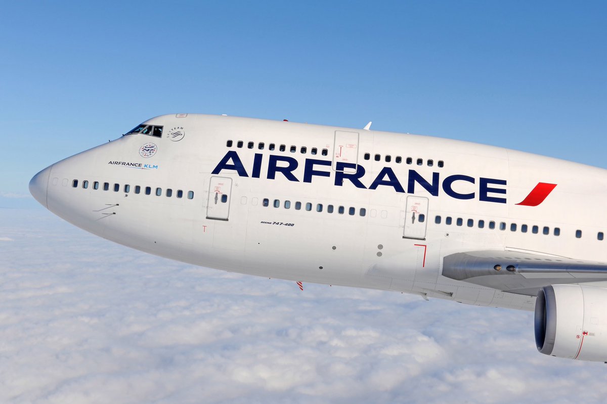 erprevot's tweet photo. [#AirFranceLoves747] 
✈ F-GITD (serial number #25600) in close up formation during mission #ATHOS747 
✈ Zoom in &amp; Check the sticker below the left flightdeck window (Captain side)...
AF374V - 27 jan 2016 - #B747
 #AvGeek https://t.co/tfNjrbM3vS