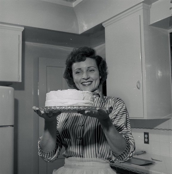 Happy 99th Birthday, #BettyWhite!!! 🎉🎈🎁

“I'm not a big cook. I only go in the kitchen to feed my #dog.” 🐕