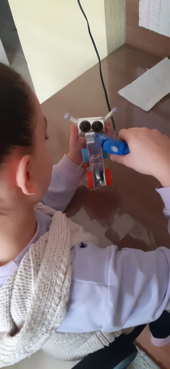 HALLTOK's tweet photo. Halil Mandacı İlkokulu 4/B Sınıfı öğrencilerimiz Robot yapımına ve kodlamaya devam ediyor.
#akhisardaeğitim
@ziyaselcuk @manisavaliligi @Valikaradeniz @MevlutOZMENN @il_mem_45 @mdikici45 @argemanisa @manep2023 @MucenNusret @SULEYMAN_MERMER @KamileGKALP1 https://t.co/B4esyZFtu1
