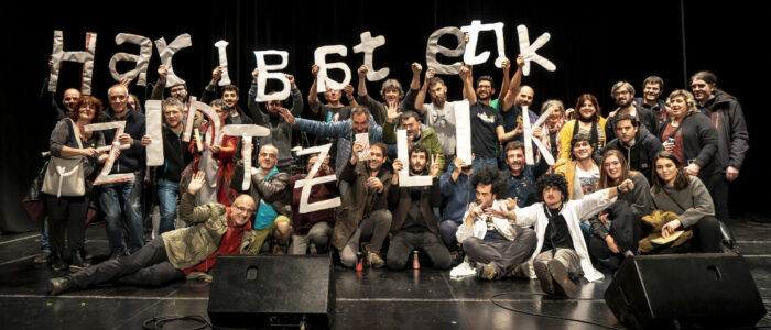 CompostelaSomos's tweet photo. #CompostelaSomosCultura en Euskadi!
Nuns intres, ás 19:00, a radio vasca @zintzilik no seu programa @likorkafe, dun galego emigrado en Euskadi, falarán da campaña e dos nosos #microeventos!
🙌 Eskerrik asko!
📻 Podedes escoitalo online: https://t.co/zK3D55GUVA https://t.co/MsjQR8murG