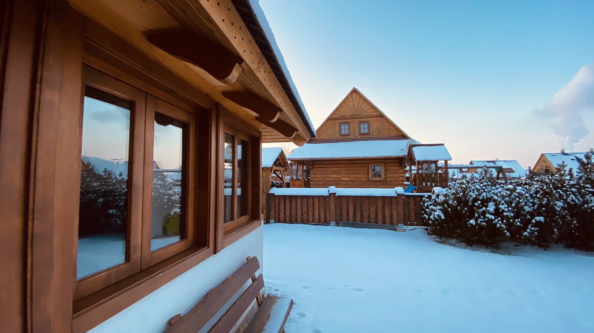 chalupky_sk's tweet photo. Vonku mrazivých -15 stupňov 🥶 a naše chalúpky už tretí týždeň spia tuhým zimným spánkom 😴❄️☃️
.
.
.
#chalupkyubabky #liptov #ubytovanienaslovensku #booking #wellness #bazen #sauna #virivka #hotel #homeawayfromhome #pozicovnazabavy #minizoo #chalupakpronajmu #drevenica https://t.co/w8V38BXYLz