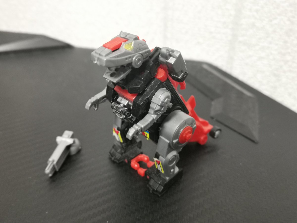 ダイナザウラー（トリプティコン）。他のもですけど当時のカバヤTFガムのコロ走行用のタイヤを別パーツにする執念は凄まじいな…。ブラントタンクの台車になるタワー類欠品。元々タラップもギガストームみたいにオミットされてるのであまり気にならないかな…。足が開かないので平らに置けません…