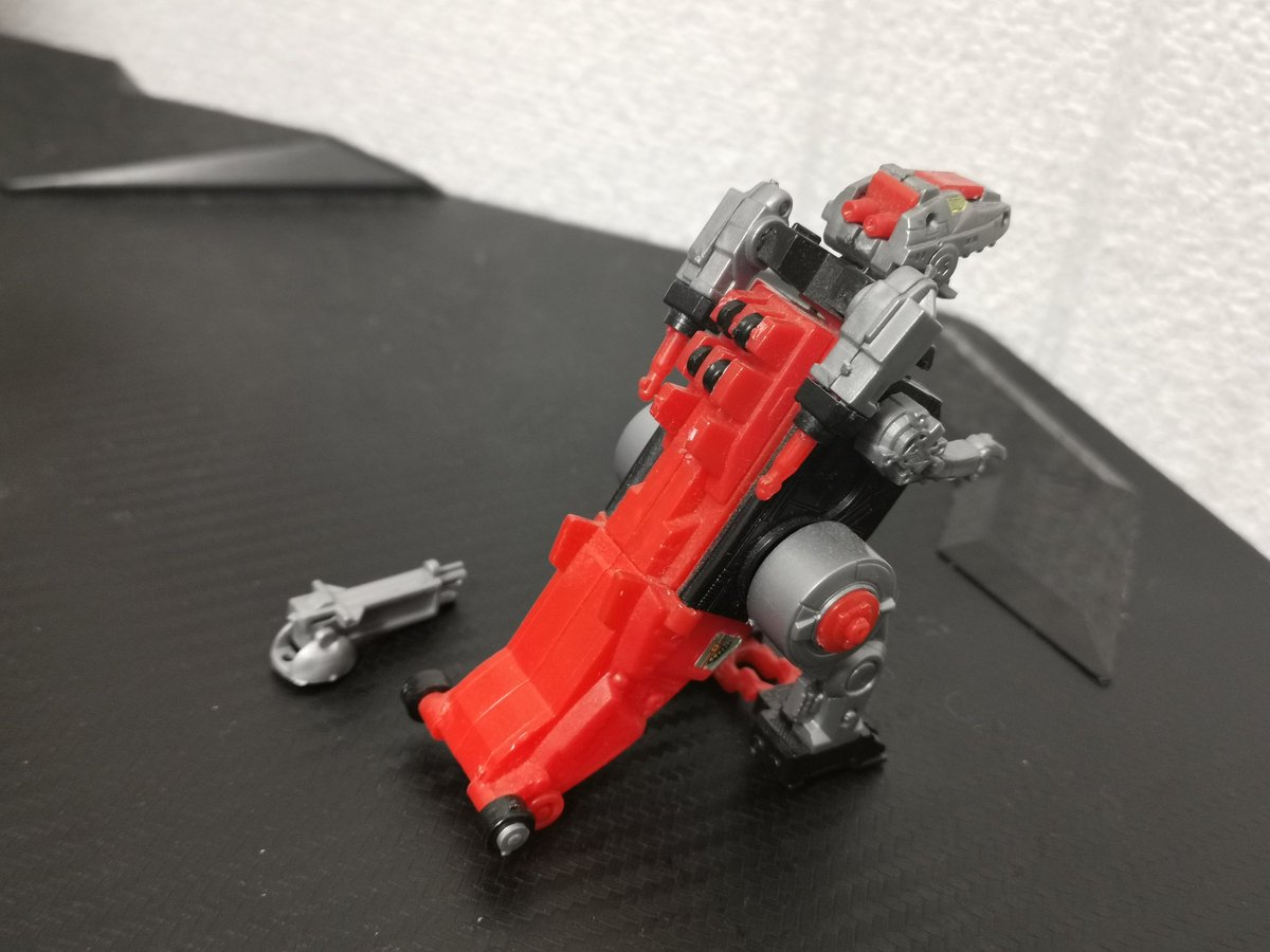 ダイナザウラー（トリプティコン）。他のもですけど当時のカバヤTFガムのコロ走行用のタイヤを別パーツにする執念は凄まじいな…。ブラントタンクの台車になるタワー類欠品。元々タラップもギガストームみたいにオミットされてるのであまり気にならないかな…。足が開かないので平らに置けません…