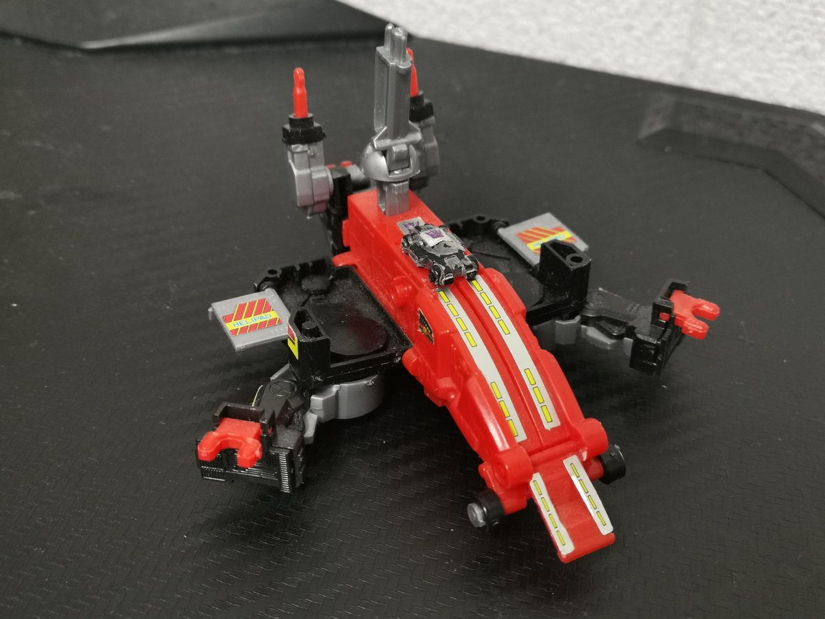 ダイナザウラー（トリプティコン）。他のもですけど当時のカバヤTFガムのコロ走行用のタイヤを別パーツにする執念は凄まじいな…。ブラントタンクの台車になるタワー類欠品。元々タラップもギガストームみたいにオミットされてるのであまり気にならないかな…。足が開かないので平らに置けません…