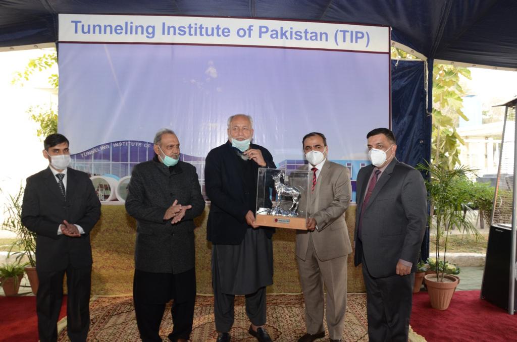 OfficialFWO's tweet photo. E-n-C Lieutenant General Moazzam Ejaz, HI(M), Director General #FWO graced the occasion with their presence. This institute is contemplated to serve as a foundation in the fields of #tunneling, #aerialsurveying and #BuildingInformation #Modeling in the country. https://t.co/jdSzPaHlYh