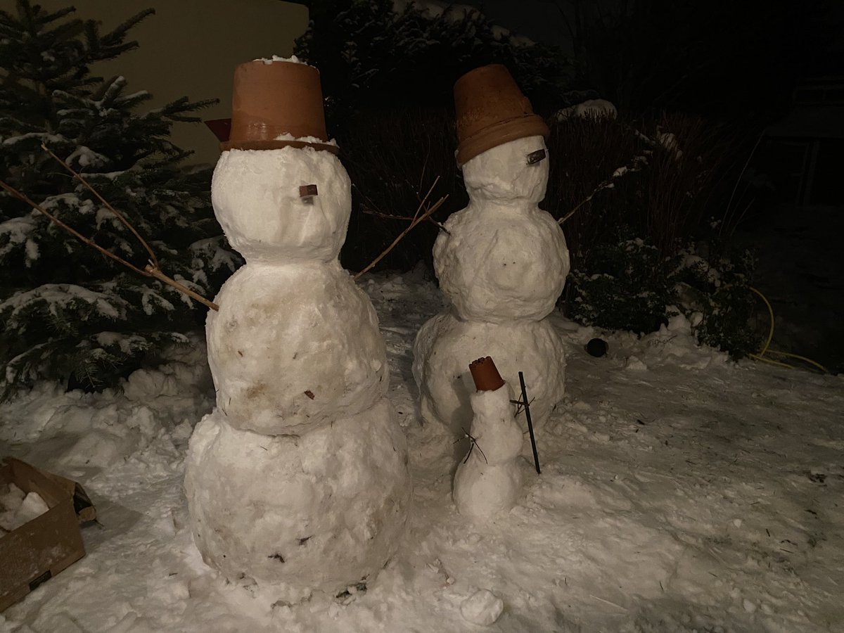 vaahsen's tweet photo. #familie #schneemann aus #hasselbach https://t.co/otEOIgmJ3k