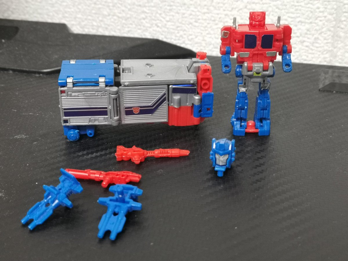 スーパージンライ。コンテナの車輪2個欠品。しかしシールもきれいで状態はかなりいい感じ。顔とか排気管とか、グレーパーツの配置が巧みで素晴らしい！