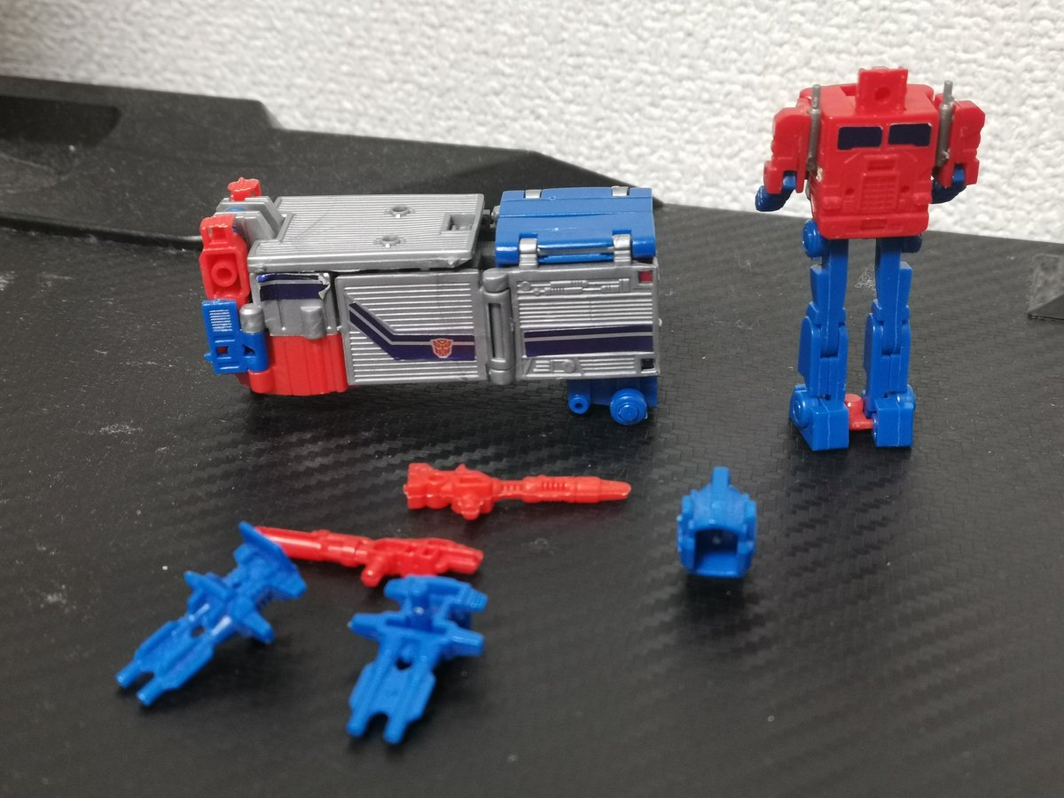 スーパージンライ。コンテナの車輪2個欠品。しかしシールもきれいで状態はかなりいい感じ。顔とか排気管とか、グレーパーツの配置が巧みで素晴らしい！