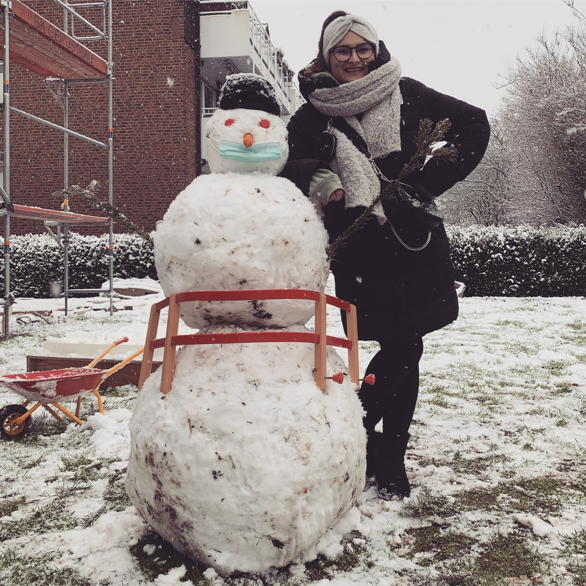 Olaf und ich hatten heute viel Spaß, natürlich trägt er eine Maske 😷 
.
#snow #snowman #snowday #happy