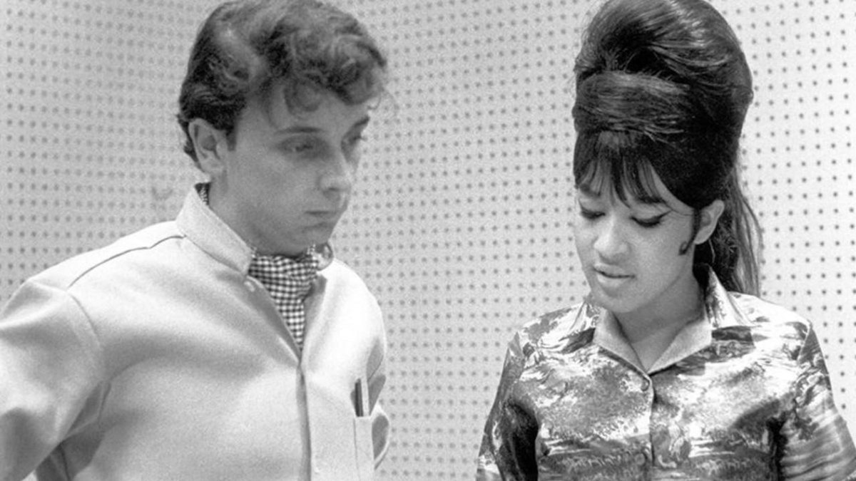 Flashback2Never's tweet image. Phil Spector was a troubled man with a long list of destruction in his wake, but there's no doubt his contributions to popular music and production are legendary. His professional influence on Flashback is vast. Let's celebrate the songs he helped bring to the world.
#PhilSpector