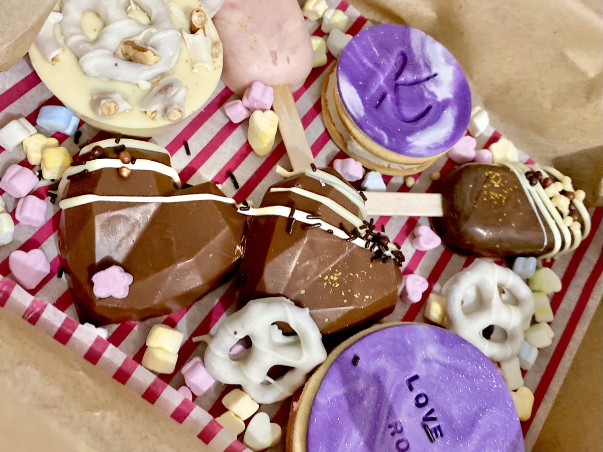 BakersCrumbs's tweet photo. A little snapshot of some of the treat boxes we sent out this week!
A mixture of strawberries &amp; cream cakesicles, cookies with personalised messages, geometric heart bites and brownie cake cups.
•
Perfect to surprise a friend or yourself 🧁 https://t.co/GPJ5QZRJpo
