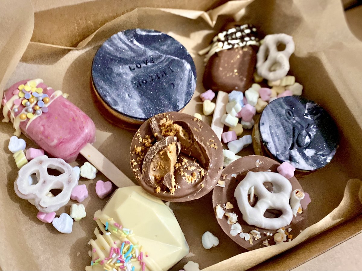 BakersCrumbs's tweet photo. A little snapshot of some of the treat boxes we sent out this week!
A mixture of strawberries &amp; cream cakesicles, cookies with personalised messages, geometric heart bites and brownie cake cups.
•
Perfect to surprise a friend or yourself 🧁 https://t.co/GPJ5QZRJpo