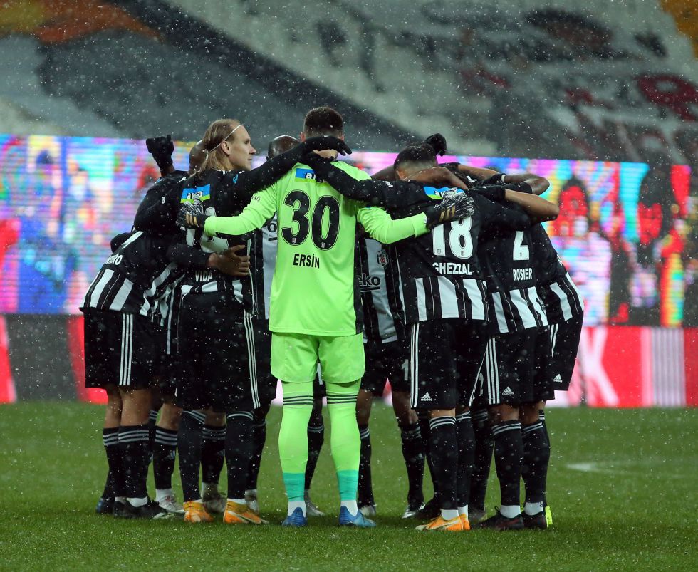forzabesiktas's tweet photo. Şeref Bey’de maç sonucu: 

Beşiktaşımız 2 - 0 Galatasaray 

Tebrikler @Besiktas 💪🦅

#RuhumuzYeter #BJKvGS https://t.co/ArPKqcL33T