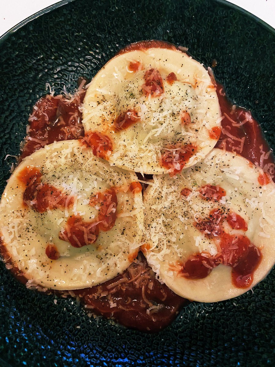 Nortonios's tweet photo. Course 1....

Spinach and ricotta ravioli from @Jodiewalsh27.... 

She’s never made pasta before and didn’t have a pasta machine.. 

Solid 7.5/10 bravo 👏🏻 #Burfday https://t.co/7Kra77iRKT