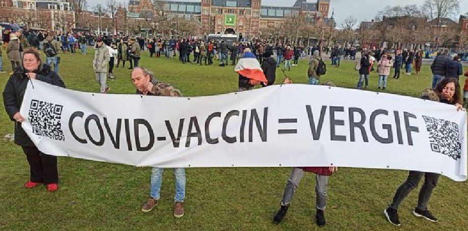 Het bètameisje in mij leest dat deze mensen vinden dat covid zonder vaccin gevaarlijk is. Blijken voor- en tegenstanders toch hetzelfde te denken! #museumplein
