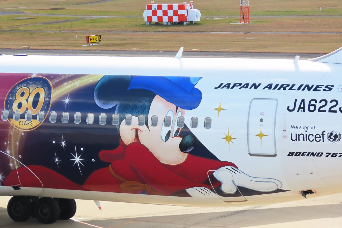 Japan Airlines Jal こんにちは Jal公式アカウントです Jal Dream Express Fantasia 80 を発見 飛行機に描かれた魔法使いの弟子の姿をしたキャラクター 画面いっぱいに映る可愛らしい表情に 笑みがこぼれてしまいます Jalの特別塗装機を
