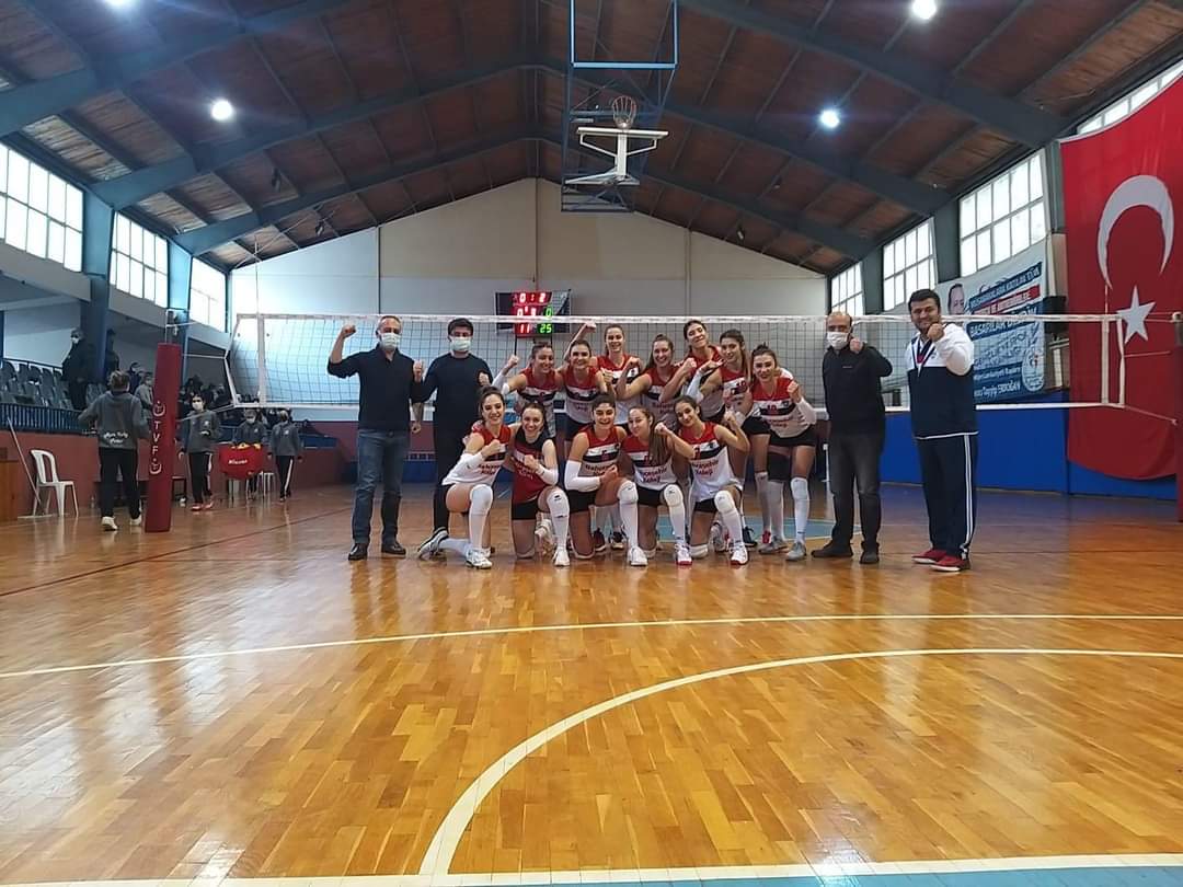 Halkci_Baskan's tweet photo. Altın kızlarımız şampiyonluğa koşuyor.
Rota Koleji ile deplasmanda oynayan filenin sultanları Fethiye Bahçeşehir Spor maçı 3-0 set vermeden kazandı.
Şampiyonluğu büyük ölçüde garantileyen takımımızı tebrik ederiz. 
#halkinbaskanialimkaraca https://t.co/UpfAfyRbKC
