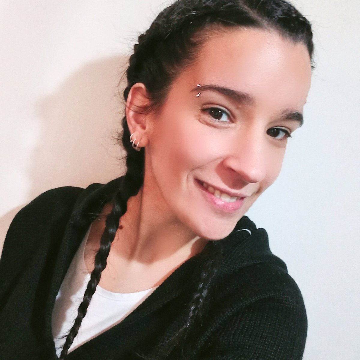 eFeLeBe's tweet photo. Primera vez que me hago las trenzas yo misma... ni tan mal 😁🖤
#dutchbraids #trenzasholandesas https://t.co/oyQ5uyNTa4