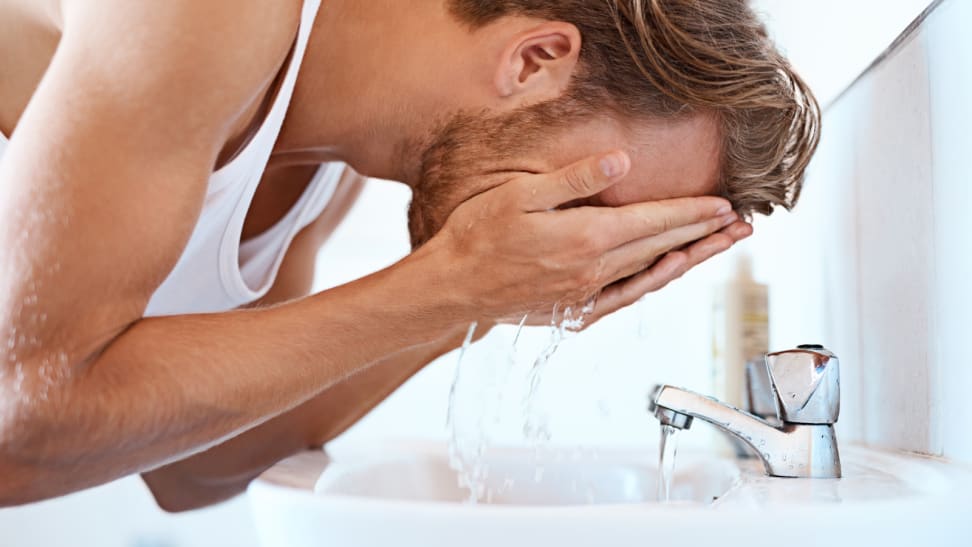 Tujuan membersihkan wajah adalah mengangkat kotoran yang menempel di wajah, kuman, dan sel kulit mati. Sehingga meningkatkan penetrasi aplikasi pengolesan perawatan wajah.Gunakan sabun yang lembut, dan hindari sabun bersifat alkali karena mengganggu sawar lemak kulit.