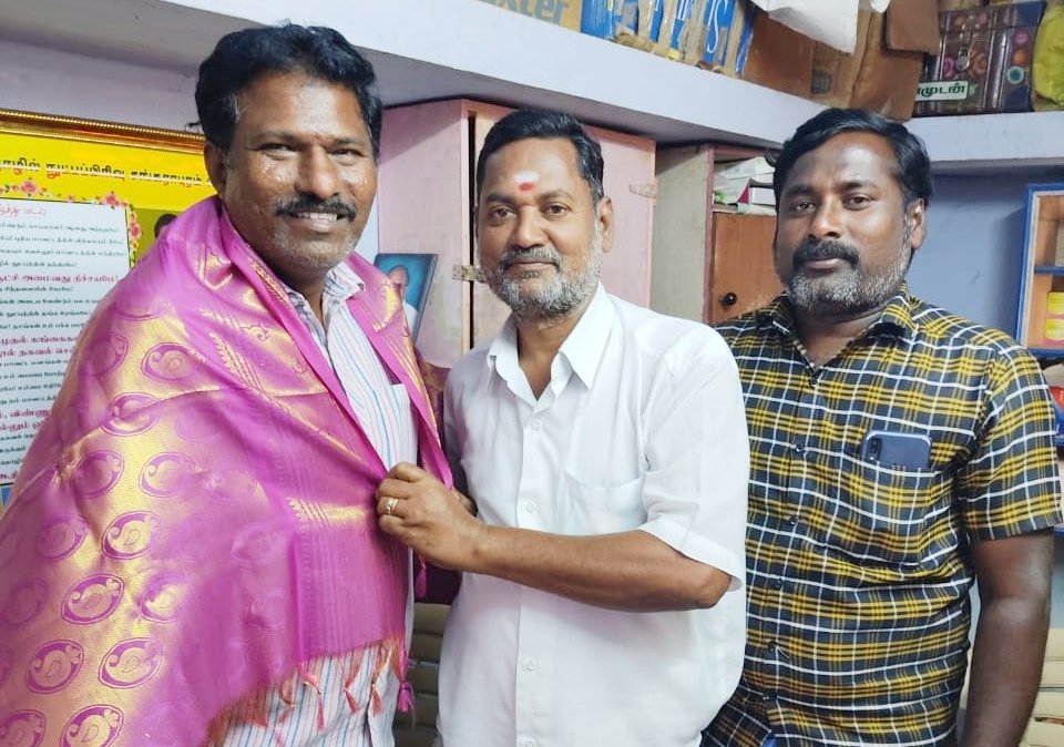 DRMGKOFFICIAL's tweet photo. இன்று (17-01-2021) அத்தியூர் பழைய காலணி கிளை கழக செயலாளர் திரு.ராமசாமி தை திருநாளை முன்னிட்டு நேரில் சந்தித்து வாழ்த்து பெற்றார். https://t.co/ibvt0lZey8