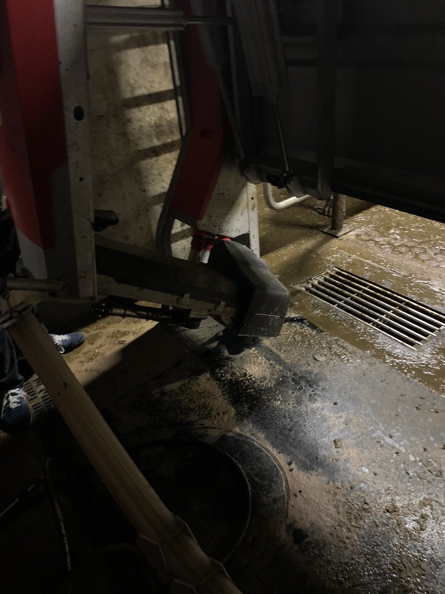 Agronomysilvers's tweet photo. Helping out last night fixing one of the new @LelyMidlands robots which was having a few technical difficulties but all sorted within 10minuets #lelyrobots #dairy #doingbits #milkproduction https://t.co/bM0BxoN6vh